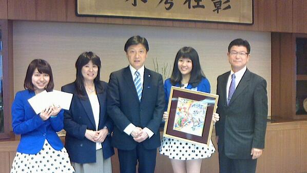 KOBerrieS 田辺静岡市長さんに表敬訪問させて頂きました。神戸の名産をギュッと詰めたセット贈呈させて頂いた時に凄く喜んで下さって嬉しかったです！只今静岡PR中です＼(^o^)／ 
