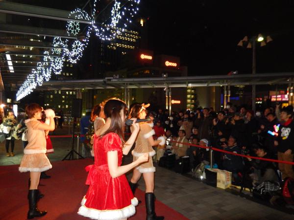 KOBerrieS 【御礼】「思い出エール」発売予約イベント＠タワーレコード神戸店終了致しました。クリスマスイブの夜、屋外でのィベントにご参加頂いた皆さまありがとうございました！LIVE終了後に皆さんで記念撮影をしました。メリークリスマス！ 