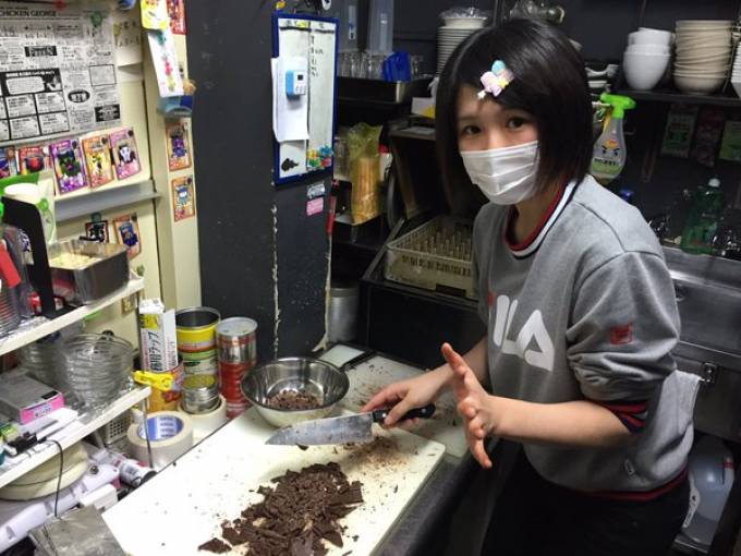 チョコレート作ってます@神戸チキンジョージなう。

是非ゲットして下さいね♪ https://t.co/w4qLhDgodn