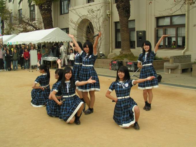 KOBerrieS♪@新長田まちの文化祭。こういう地域のフェスは、ほのぼの感満載。長田を蝶の舞う街にするイベントも。都心のうちのルーフガーデンにもアゲハからシジミまでやって来ます。
東京遠征帰りのKOBerrieS♪も元気一杯でした。
#KOBerrieS♪ https://t.co/1pzhjtIjRs
