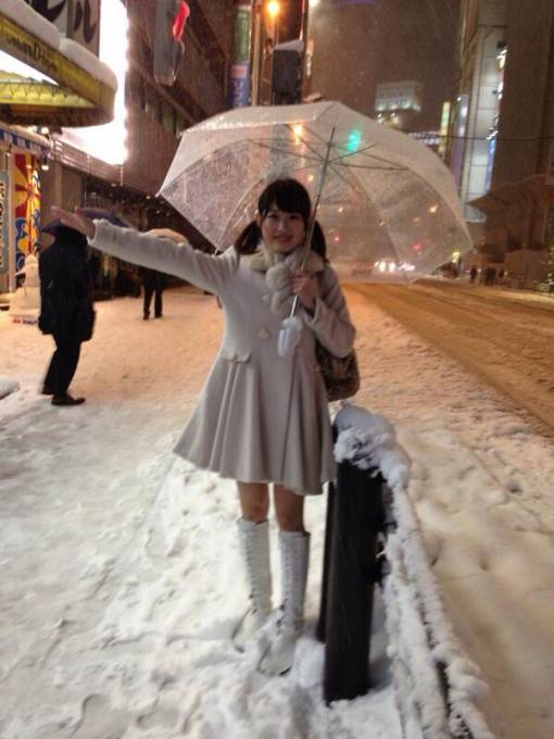 渋谷と秋葉原のタワレコさんでのライブありがとうございました(*^_^*)天候が悪い中たくさんの方が集まってくださってほんま嬉しかったです♡こうべり初東京！わーい！雪やばーい！ 