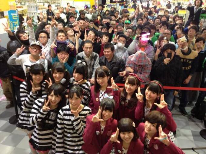 本日、初タワレコ広島インストア！KOBerriesと放課後広カワ団とのコラボイベント行ないました！！
地元、神戸からも沢山のお客様が駆けつけて頂いて、店内はご覧の通りの大盛況でした！！
本日はどうもありがとうございました！！ 