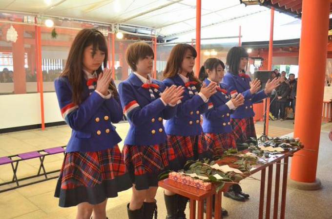 神戸を代表するアイドルKOBerrieS♪が、生田神社（神戸市中央区）において新曲ヒット祈願のため参拝しました。全国進出第３弾となるＣＤ「思い出エール」…1/14発売と同時に神戸チキンジョージにてＬＩＶＥが行われます。 