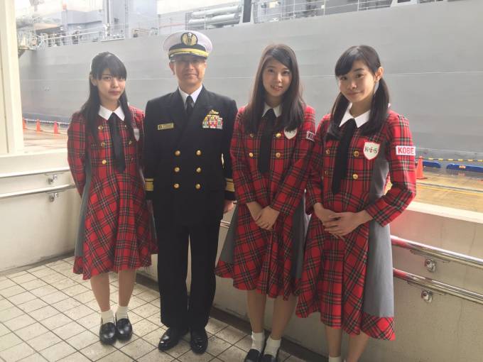 本日行われました「平成28年度 海上自衛隊練習艦隊神戸港入港歓迎行事」@神戸ポートターミナルの様子です。
海上自衛隊練習艦隊の真鍋浩司司令官やマリンメイトKOBEの方々、最後は海上自衛隊の方々らと記念写真を撮って頂きました。 https://t.co/BhibQj8QKg