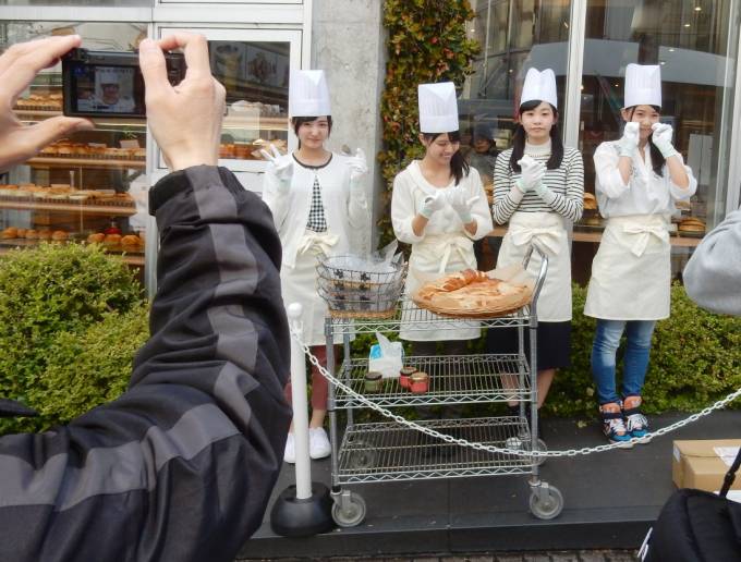 昨日のDONQの無銭パン配布のコウベリちゃん
#KOBerrieS #DONQ #岡本商店街 https://t.co/SvRG9mIIgJ