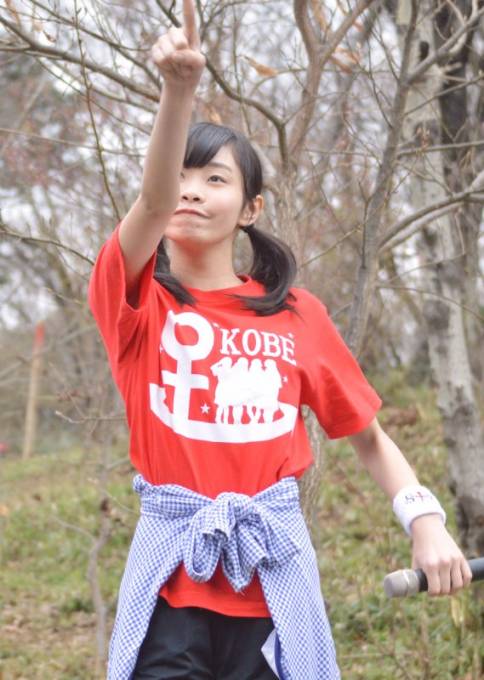 昨日の「岡本桜回廊を巡るお花見会」でメールを書き足しているKOBerrieS♪の大出姫花さん
#KOBerrieS #HMK https://t.co/u4rTZv12dt