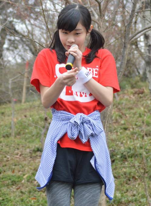 昨日の「岡本桜回廊を巡るお花見会」でメールを書き足しているKOBerrieS♪の大出姫花さん
#KOBerrieS #HMK https://t.co/u4rTZv12dt