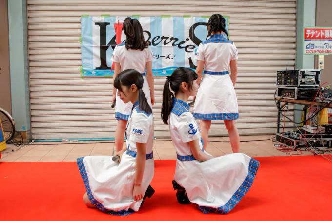 2018.02.17（土）KOBerrieS♪のミニライブ　於：新長田一番街商店街
神戸発のアイドルKOBerrieS♪の地元商店街を盛り上げるライブ！
寒くて風の強い中でしたが大勢の観客の前で元気に歌と踊りを披露してくれました。
その1
 #KOBerrieS https://t.co/CEs3pJp7gp