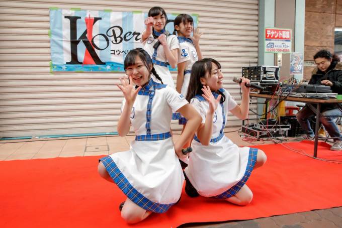 2018.02.17（土）KOBerrieS♪のミニライブ　於：新長田一番街商店街
神戸発のアイドルKOBerrieS♪の地元商店街を盛り上げるライブ！
寒くて風の強い中でしたが大勢の観客の前で元気に歌と踊りを披露してくれました。
その12
 #KOBerrieS https://t.co/S3sRrFYRLe
