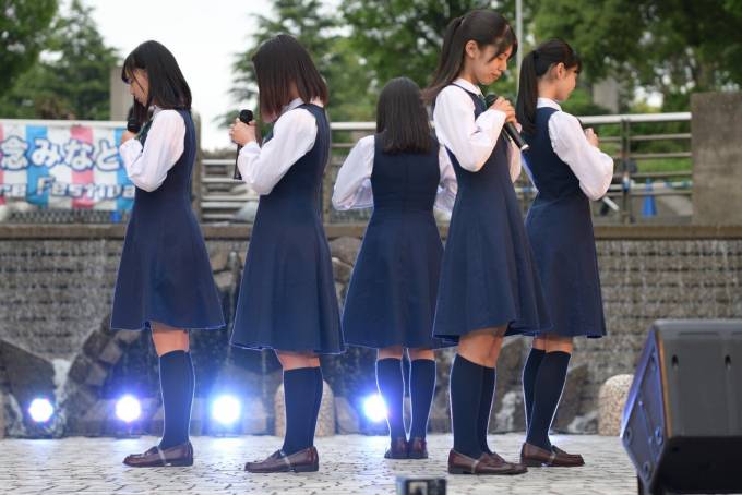 2018.5.3 山下公園石のステージ
「横浜開港記念みなと祭 ヨコハマカワイイステージ」
KOBerrieS♪
神戸から遠征してくださいました、今年で５年目だそうでこの日は初日のトリを務めました。
私立のお嬢様学校のような衣装で登場です。
#KOBerrieS♪、#横浜開港記念みなと祭、#ヨコハマカワイイステージ https://t.co/Xqy7VYrzoC