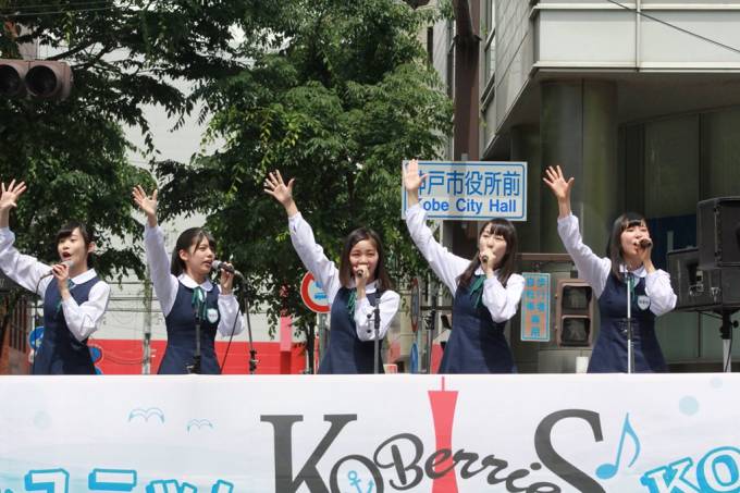 神戸まつりKOBerrieS♪パレード！夢の国際会館をバックに！7️⃣
#神戸まつり
#KOBerrieS https://t.co/5uor0Ms6hd