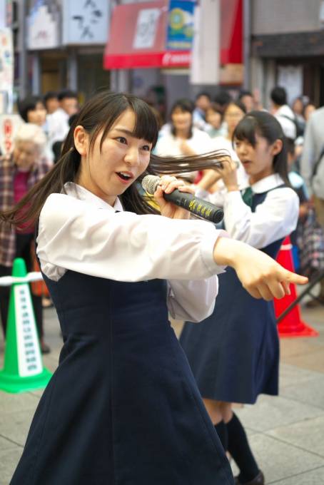 初日の『滝川祭』#KOBerrieS♪（2018/6/16　神戸・板宿本通商店街ステージ）（3/3） 
道行く人も立ち止まり、大勢の観衆の中での熱いステージでした。ライブ前に物販でうちわを1枚買ったのですが、終了後にもう1枚買っちゃいました。
#森島みなみ さん　#大出姫花 さん　#岡野春香 さん https://t.co/TkaYekwVEg