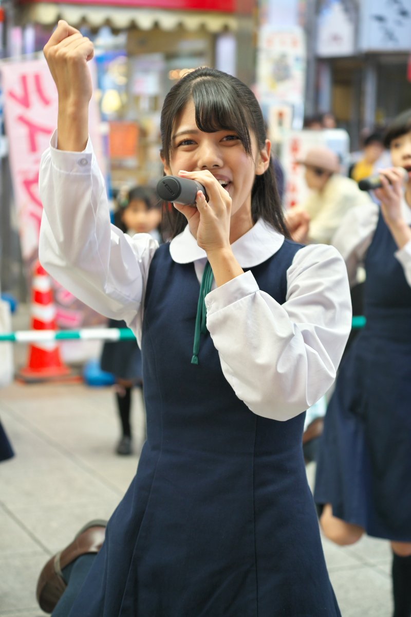 KOBerrieS 初日の『滝川祭』#KOBerrieS♪（2018/6/16　神戸・板宿本通商店街ステージ）（3/3） 道行く人も立ち止まり、大勢の観衆の中での熱いステージでした。ライブ前に物販でうちわを1枚買ったのですが、終了後にもう1枚買っちゃいました。#森島みなみ さん　#大出姫花 さん　#岡野春香 さん https://t.co/TkaYekwVEg
