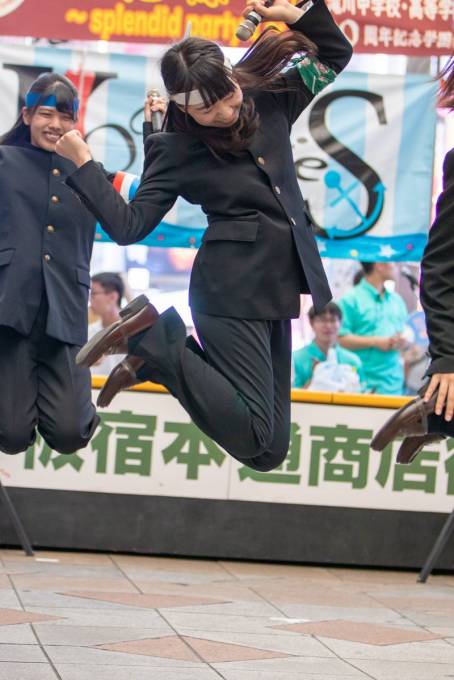 2018/6/17 滝川祭@神戸板宿本通り商店街 KOBerrieS♪ みいなさんは白組の応援団長ぽいです。なぜかみいなさんのジャンプをタイミング良く撮れている。そして 「百花繚乱さぁレッツゴー！」て感じで右手を突き上げてるのもロックぽくて好き。 #森島みなみ #みいな https://t.co/i9CLqPu6Bo