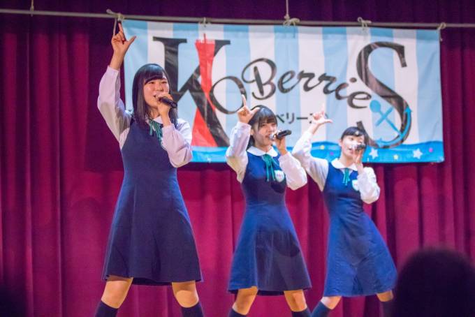 2018/6/17 滝川祭(滝川中学校・高等学校学園祭)@神戸板宿 KOBerrieS♪ 全部で2〜300人くらいは聴衆がいたでしょうか。学園祭でのライブは新鮮でしたね。ここで初めてKOBerrieS♪を知った生徒が将来社会に羽ばたいて「KOBerrieS♪? 当然知ってるよね」てなるのですな。感慨深い。 https://t.co/keyoSXjiaG