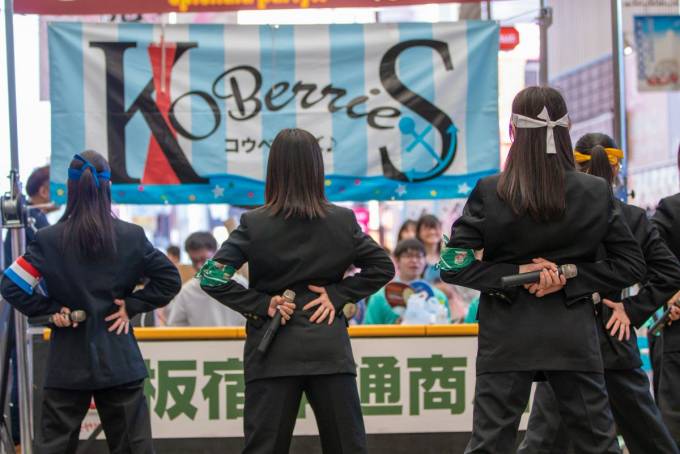 2018/6/17 滝川祭@神戸板宿本通り商店街 KOBerrieS♪ 学ラン姿のメンバー、みんなカッコかわいかった！「ドンギバ」の曲は学園祭にすごくマッチしますね。すごくレア感あるイベントで、商店街のまんなかで学生の手によるステージ。「THE地域密着型イベント」て感じがしました。その1 https://t.co/W74YXznGG0