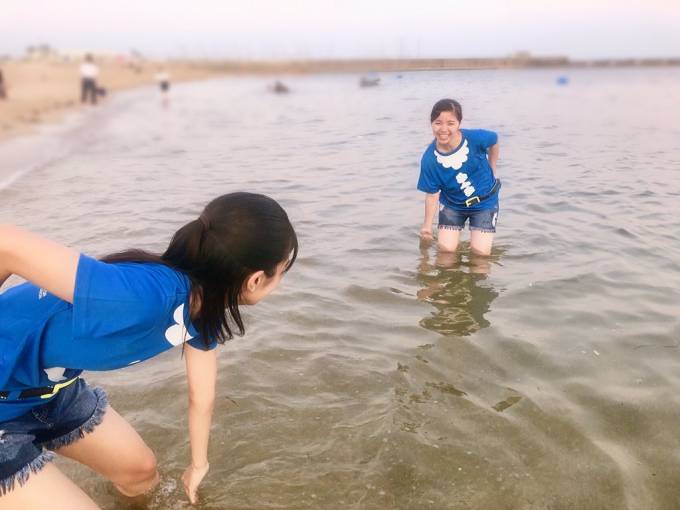 須磨～番外編～

海で水の掛け合いをする
KOBerrieS♪最年長&amp;最年少

スマホを守るために
シュールなポーズになっています
⚠️2人揃って腰を痛めてるわけでは
ありません。笑

#KOBerrieS♪ #須磨海岸 https://t.co/wWtboKpcII