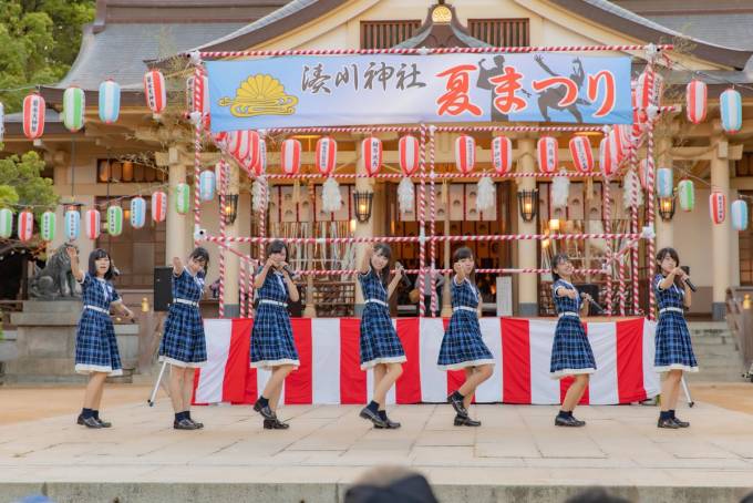 2018.08.26(日) 湊川神社夏まつり 
神戸発のアイドルKOBerrieS♪によるライブ
夕方になり涼しい風が吹き抜けますが会場の熱気は高まるばかり！
新人2人を含め合計7人で踊る圧巻のステージでした！
その18
#KOBerrieS
#コウベリーズ
#湊川神社夏まつり https://t.co/C6nUJtFnK2