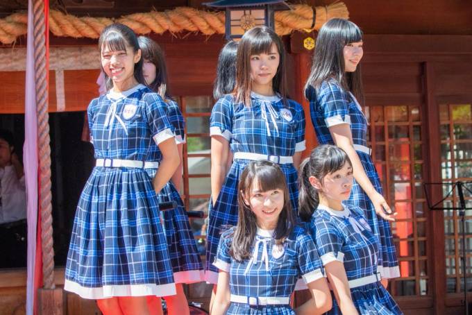 2018/8/26 生田神社兵庫宮 KOBerrieS♪ 御旅まつり 先週デビューした新メンバー2人と新衣装を撮影できました。夏の青空と境内、そして青い衣装がよいコントラストですばらしい絵になりました。しかし7人はやはり迫力あります。メンバー全員の写真を撮るのが大変だけど笑。 https://t.co/xM1Y04JuYq
