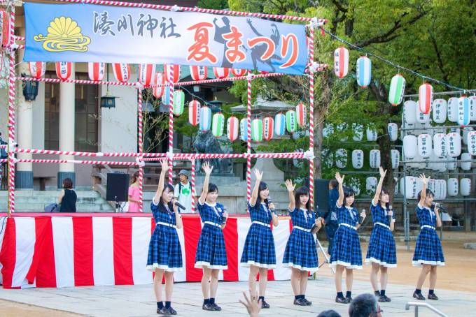 2018/8/26 神戸湊川神社 KOBerrieS♪ 湊川神社夏まつり献燈祭 当初の予定が台風で流れて、この日の再出演。メンバーが思い切り駆け抜けた平成最後の夏をこのステージで見届けられたことが嬉しいです。いろんな思い出をありがとう。
4枚目お辞儀がきれいに揃ってるなぁ。こういうのも練習してるんかな。 https://t.co/UZFgGsqzXW