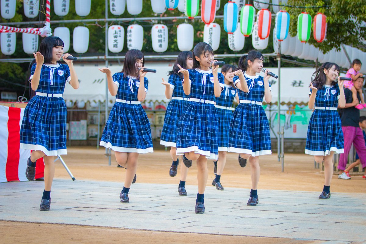 KOBerrieS 2018/8/26 神戸湊川神社 KOBerrieS♪ 湊川神社夏まつり献燈祭 当初の予定が台風で流れて、この日の再出演。メンバーが思い切り駆け抜けた平成最後の夏をこのステージで見届けられたことが嬉しいです。いろんな思い出をありがとう。4枚目お辞儀がきれいに揃ってるなぁ。こういうのも練習してるんかな。 https://t.co/UZFgGsqzXW