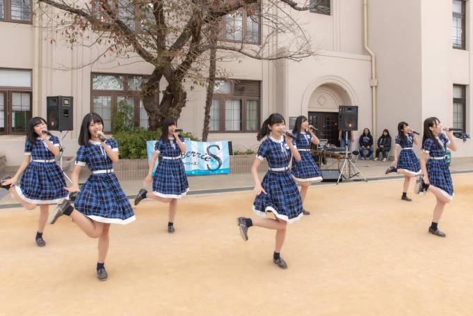 2018.11.25（土）第9回まちの文化祭2018
於：ふたば学舎
我が母校で行われた神戸発のアイドルKOBerrieS♪のライブ！
大勢の方々で埋め尽くされたグラウンドで7人のメンバーが迫力あるライブを行って下さいました。
その1
#KOBerrieS
#コウベリーズ
#まちの文化祭
#ふたば学舎 https://t.co/DFhYlI0zsw