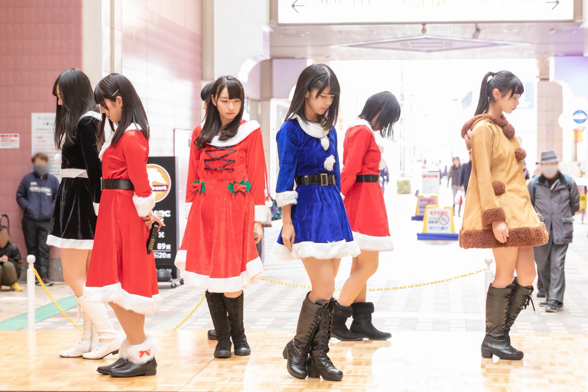 KOBerrieS 2018.12.15（土）『YENA☆&KOBerrieS♪クリスマスイベント』於：アスピア明石１階アトリウムコート明石のご当地アイドルYENA☆と神戸発のアイドルKOBerrieS♪のコラボイベント！老若男女の大勢の人々がお買い物の合間に見ておられました。その1#YENA#KOBerrieS#タワーレコード明石店 https://t.co/5W0EfjtGVD