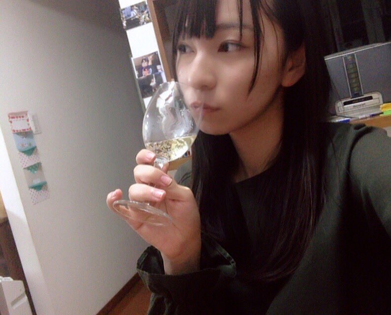 KOBerrieS シャンメリーっていう子供用のビール的なやつ、知ってるー❓ちょっとでもクリスマス気分をと思って🎄💓（笑）「君の瞳に乾杯」って母に向かって30回は言った👍ちなみに、今日の夜ご飯はステーキでした〜🐮❤️あ、今日三宮でサンタさん30人ぐらい見たよ。笑おやすみいな🌙.*° https://t.co/Wfn8cv5Jjm