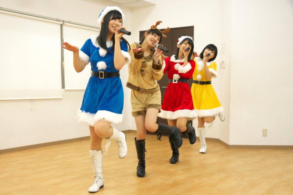 KOBerrieS KOBerrieS♪『XmasイヴSPライブ』（2018/12/24　新長田レンタルスタジオ）（3/3）華やかな雰囲気のあるサンタコスを今年初めて撮れました。クリスマスの余韻にひとり浸っています。#KOBerrieS♪#岡野春香 さん　#大出姫花 さん　#黒谷真琴 さん　#小形優莉 さん https://t.co/FkNzvsJKh3