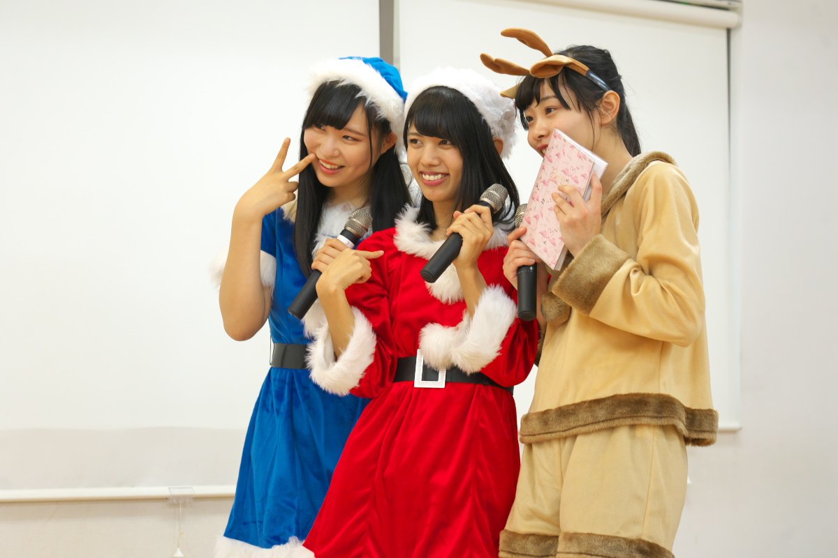 KOBerrieS KOBerrieS♪『XmasイヴSPライブ』（2018/12/24　新長田レンタルスタジオ）（3/3）華やかな雰囲気のあるサンタコスを今年初めて撮れました。クリスマスの余韻にひとり浸っています。#KOBerrieS♪#岡野春香 さん　#大出姫花 さん　#黒谷真琴 さん　#小形優莉 さん https://t.co/FkNzvsJKh3