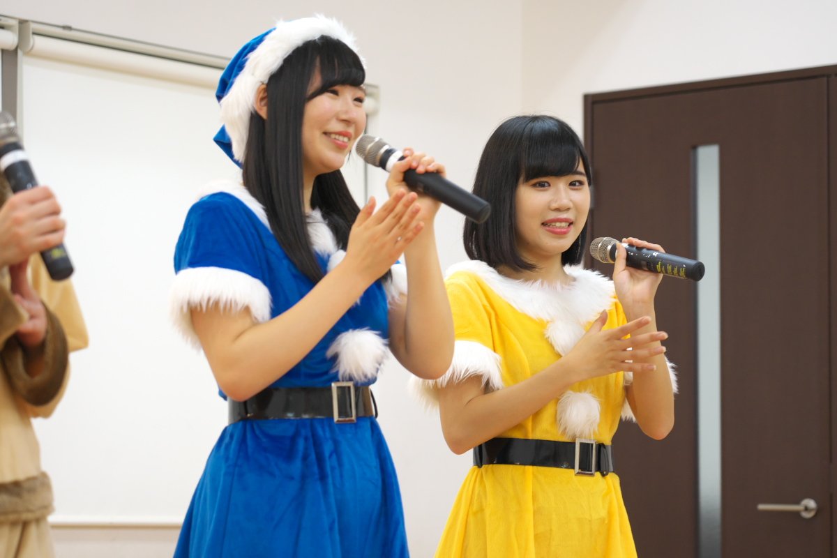 KOBerrieS KOBerrieS♪『XmasイヴSPライブ』（2018/12/24　新長田レンタルスタジオ）（3/3）華やかな雰囲気のあるサンタコスを今年初めて撮れました。クリスマスの余韻にひとり浸っています。#KOBerrieS♪#岡野春香 さん　#大出姫花 さん　#黒谷真琴 さん　#小形優莉 さん https://t.co/FkNzvsJKh3