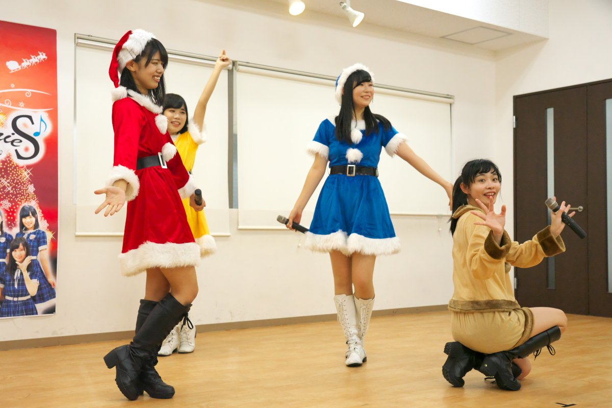 KOBerrieS KOBerrieS♪『XmasイヴSPライブ』（2018/12/24　新長田レンタルスタジオ）（3/3）華やかな雰囲気のあるサンタコスを今年初めて撮れました。クリスマスの余韻にひとり浸っています。#KOBerrieS♪#岡野春香 さん　#大出姫花 さん　#黒谷真琴 さん　#小形優莉 さん https://t.co/FkNzvsJKh3