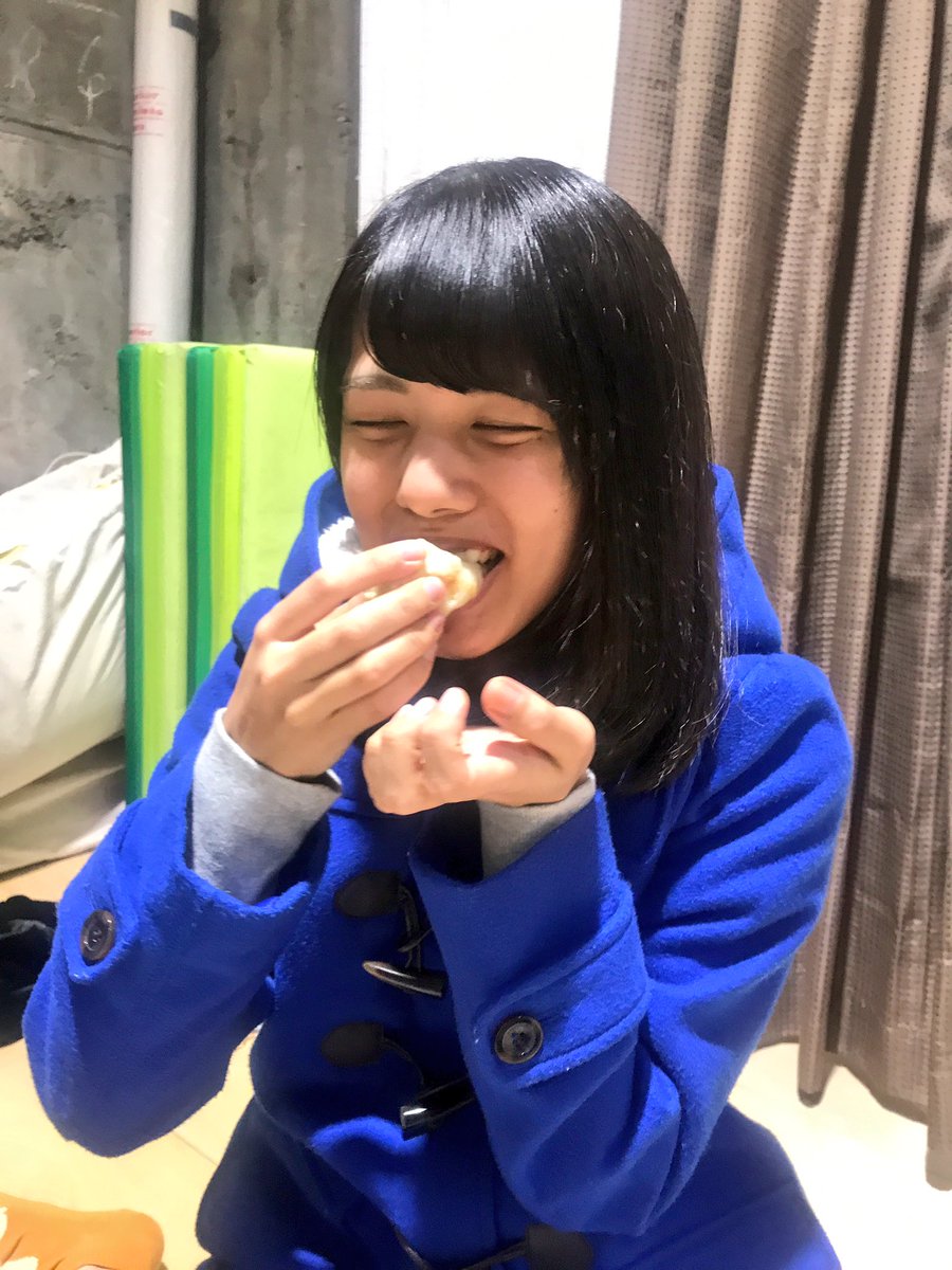 KOBerrieS レッスン終わりに老祥記の豚まん食べまくり😊みんな完食でした👏#豚まん#神戸名物#老祥記#KOBerrieS https://t.co/bwVVDFQZRz