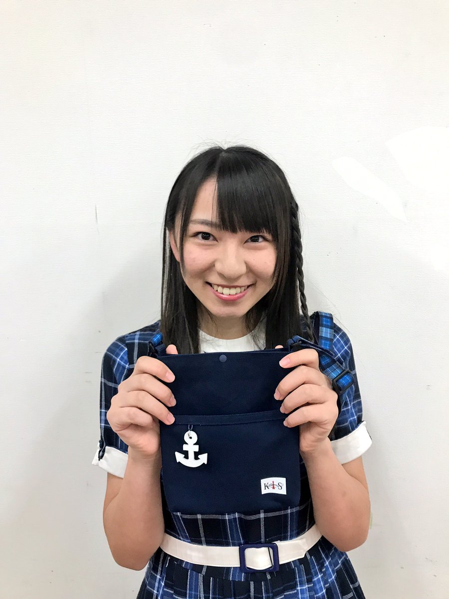 KOBerrieS #KOBerrieS 新グッズ明日より発売開始‼️（初回生産限定30個）#コウベリショルダーバッグ 1個¥3,000（購入者特典メンバー1名からサイン）神戸ゆめ工房さん制作ショルダーバッグでサイリウムやペットボトルがジャストサイズで入るコウベリファン必須のバッグです👜明日15:00から先行発売致します。 https://t.co/I2kV2u8T3t