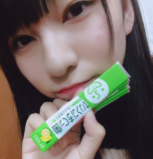 KOBerrieS やっほーっ🍄💓今朝、新年のご挨拶も兼ねて、新長田1番街商店街の『遠州屋』さんに行ってきたよ^ ^ポスター貼って下さってた〜😊💫いよいよ、明日ワンマンライブ‼️めっちゃ頑張ります🔥🔥🔥#KOBerrieS♪#遠州屋#新長田1番街商店街 https://t.co/qfxcZZ1yIz