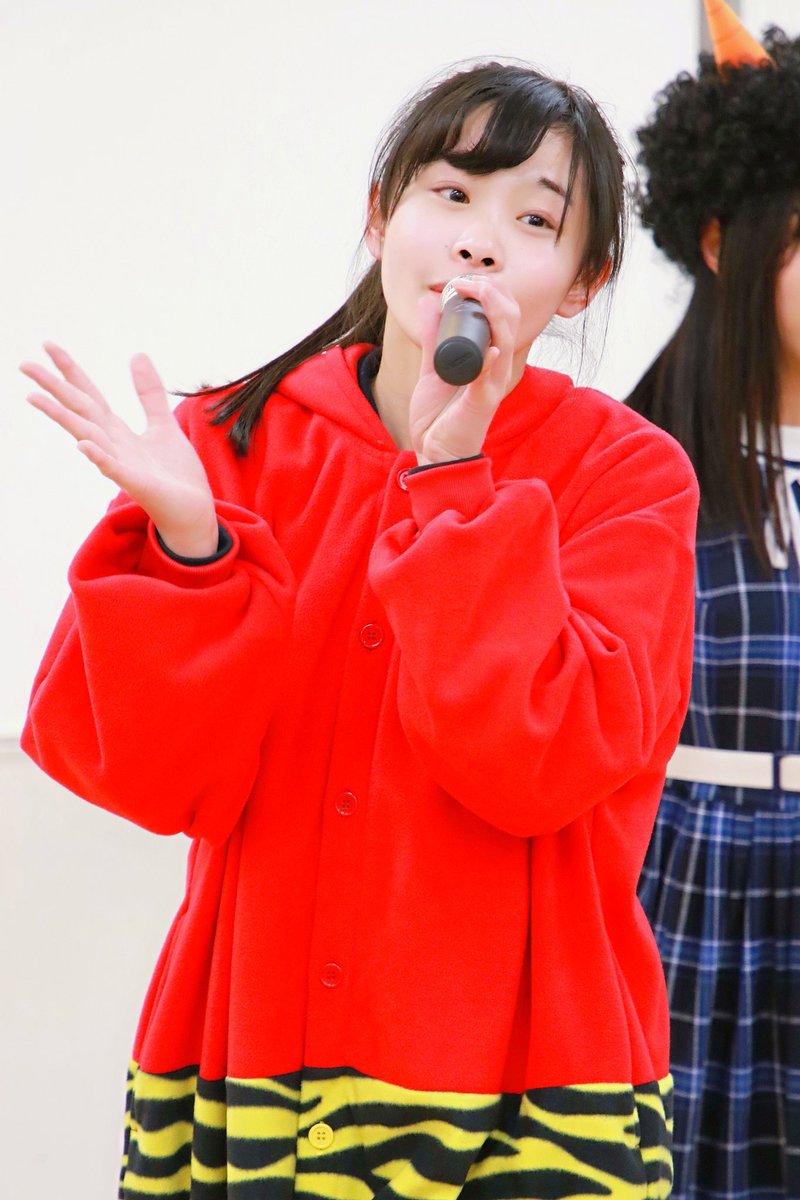 KOBerrieS 新長田大節分祭KOBerrieS ♪ ひめ！思いっきり振り切った姿で登場のひめちゃん、始めの泣き虫アリスでは持った金棒でメンバーを起こして行くシーンは爆笑でこの日のMVPだと思いました❗#KOBerrieS #大出姫花 https://t.co/HTo4CGZ3jC