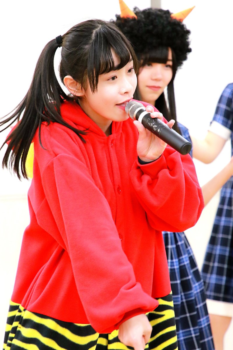 KOBerrieS 新長田大節分祭KOBerrieS ♪ ひめ！思いっきり振り切った姿で登場のひめちゃん、始めの泣き虫アリスでは持った金棒でメンバーを起こして行くシーンは爆笑でこの日のMVPだと思いました❗#KOBerrieS #大出姫花 https://t.co/HTo4CGZ3jC
