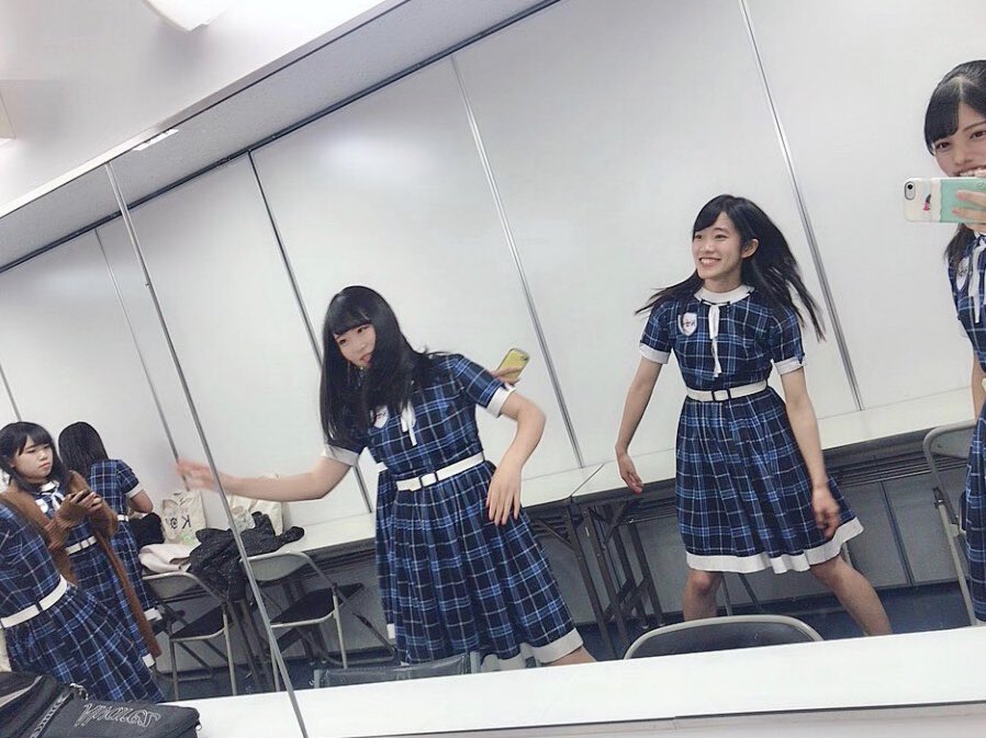 KOBerrieS 3ヶ月くらい前の写真なんやけどなんか面白かったから載せます😐①何やら楽しそうな兵庫区たち②ひめか｢りさ写真とろ～｣③ゆり(この人達何してるんやろ…)④突然我に返る真琴#KOBerrieS♪ https://t.co/iK9UmRI7MP