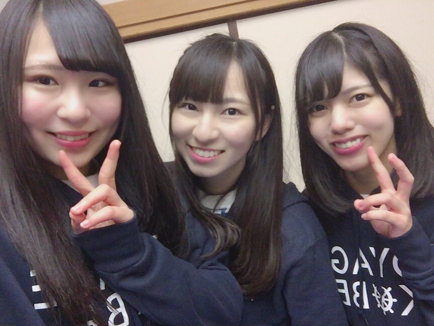 KOBerrieS 2/11 ひめじsubかるフェスタステージの近くに雪だるま作ってあったんほっこりした☺️風対策で前髪がちがちにしてたけど全然大丈夫やったし(笑)、たくさんの方に見て頂けて嬉しかったなぁ寒い中ありがとうございました！！佐世保バーガーお初でした🍔🍔#ひめじsubかる #KOBerrieS https://t.co/KiVxsESDCu