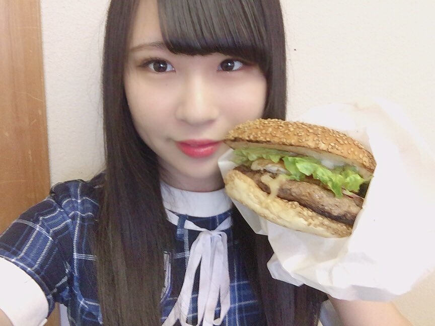 KOBerrieS 2/11 ひめじsubかるフェスタステージの近くに雪だるま作ってあったんほっこりした☺️風対策で前髪がちがちにしてたけど全然大丈夫やったし(笑)、たくさんの方に見て頂けて嬉しかったなぁ寒い中ありがとうございました！！佐世保バーガーお初でした🍔🍔#ひめじsubかる #KOBerrieS https://t.co/KiVxsESDCu