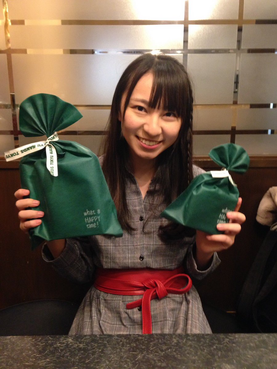 森島みなみ(みいな)の画像 KOBerrieS 東急ハンズ三宮店のスタッフの皆様から誕生日プレゼントを頂きました🎁💕OPERAの口紅にね、なんと…Minami って名前を入れて下さっていました♪本当に嬉しいです😂💝ありがとうございますm(_ _)mこれからも、東急ハンズ三宮店さんの魅力をどんどん紹介させて頂きます(￣^￣)ゞ✨#KOBerrieS https://t.co/oKNGoM54wa