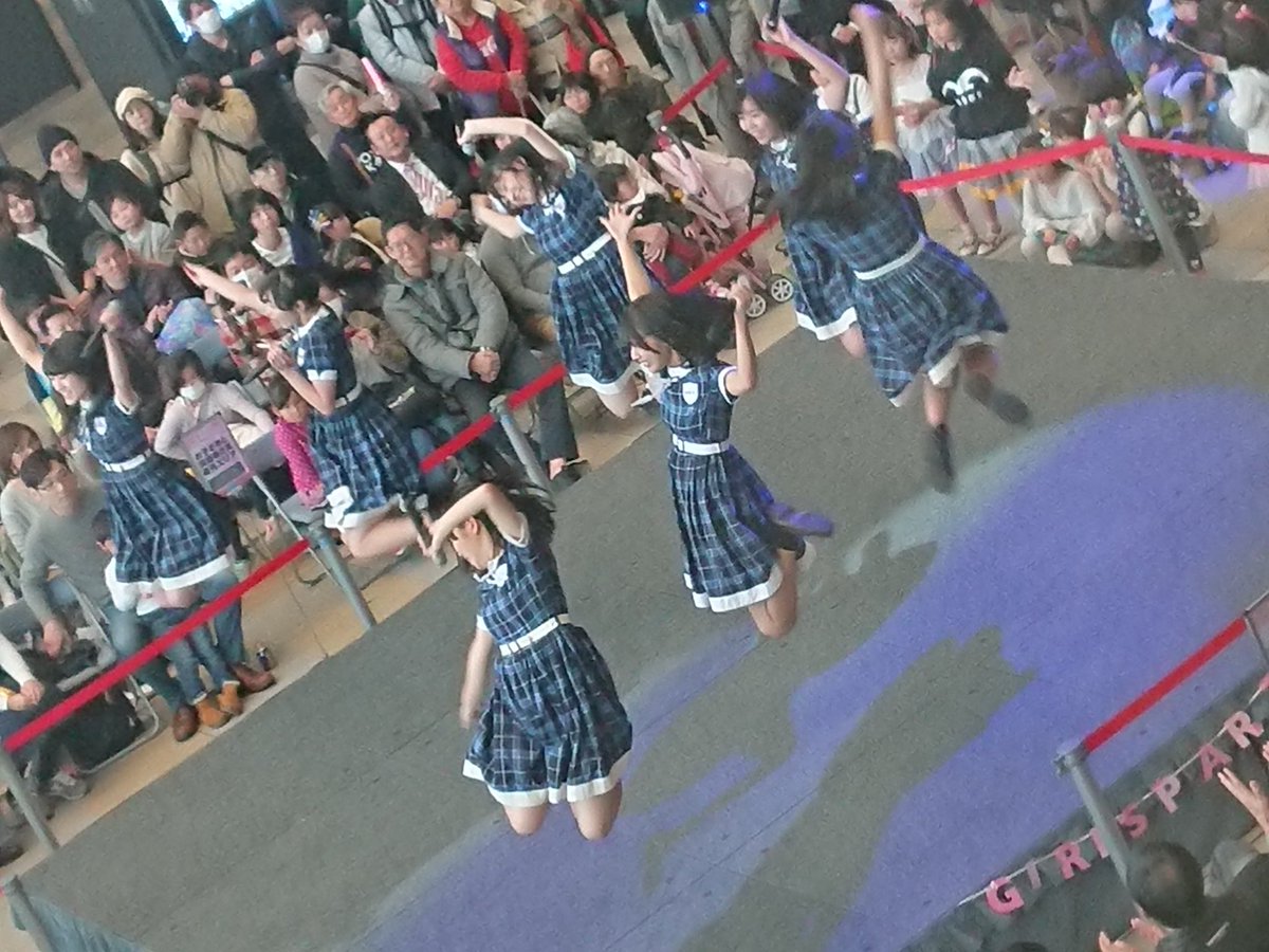 KOBerrieS 明石 アイドルひな祭りスゴい人！大声援がすごかった(。>д<)ＯＳＵさんのファンの人達が突然振り向いて輪になった時、輪の１人に無言で僕も加わってました。無言です。笑( ´∀`)みんな熱い！w#おーえすゆー#KOBerrieS https://t.co/RQC2TEIYcU