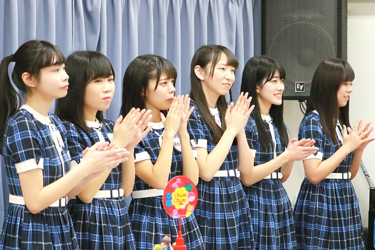 KOBerrieS 新長田歌居屋KOBerrieS ♪ 黒谷真琴生誕祭、ソロステージを楽しむまぁちゃんと見守るメンバー❗#KOBerrieS #黒谷真琴生誕祭 https://t.co/EZHwazEqTA