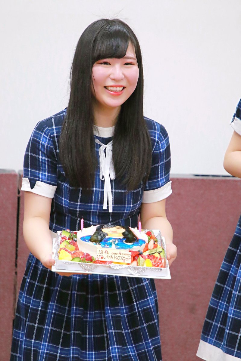 KOBerrieS 新長田歌居屋KOBerrieS ♪ 黒谷真琴生誕祭ケーキ披露で同期のみいなちゃんもとびきりの笑顔❗#KOBerrieS #黒谷真琴生誕祭 https://t.co/b7i8y3tBee