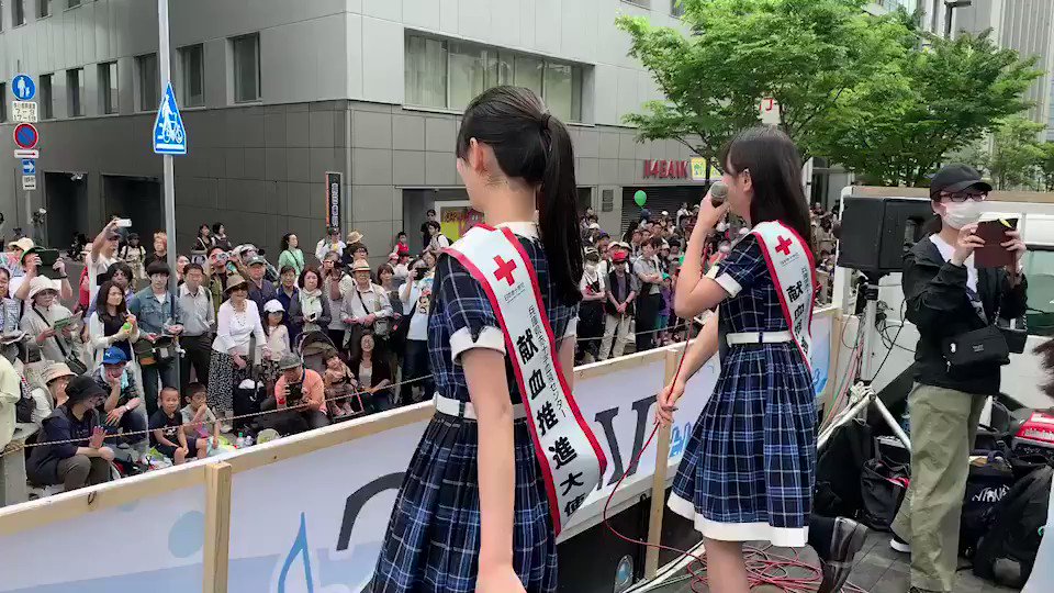 KOBerrieS 神戸まつり@おまつりパレード『ドンギバ♪』→サウンドプロデュース 小高光太郎大丸方向へ直進中🚚 こちらではファンの方々が追いかけて来てくれました。ありがとう〜😊#ichi#小高光太郎#KOBerrieS#神戸のまちにはコウベリーズがいる https://t.co/YCa9XW1Uiq