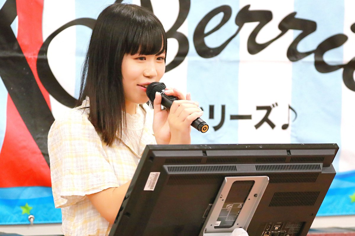 KOBerrieS KOBerrieS ♪ りさゆり企画ライブカラオケ🎤🎶でゆりちゃんてんとう虫のサンバ？いつ生まれと思ってしまった(笑)１部では最後の雨☔私の持ち歌なので聞きたかったな❗#KOBerrieS #小形優莉 https://t.co/EBmIHPbMLk