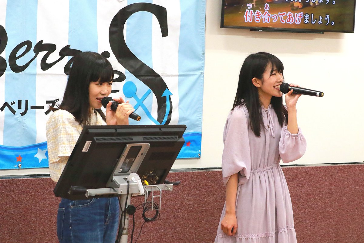 KOBerrieS KOBerrieS ♪ りさゆり企画ライブカラオケ🎤🎶でゆりちゃんてんとう虫のサンバ？いつ生まれと思ってしまった(笑)１部では最後の雨☔私の持ち歌なので聞きたかったな❗#KOBerrieS #小形優莉 https://t.co/EBmIHPbMLk