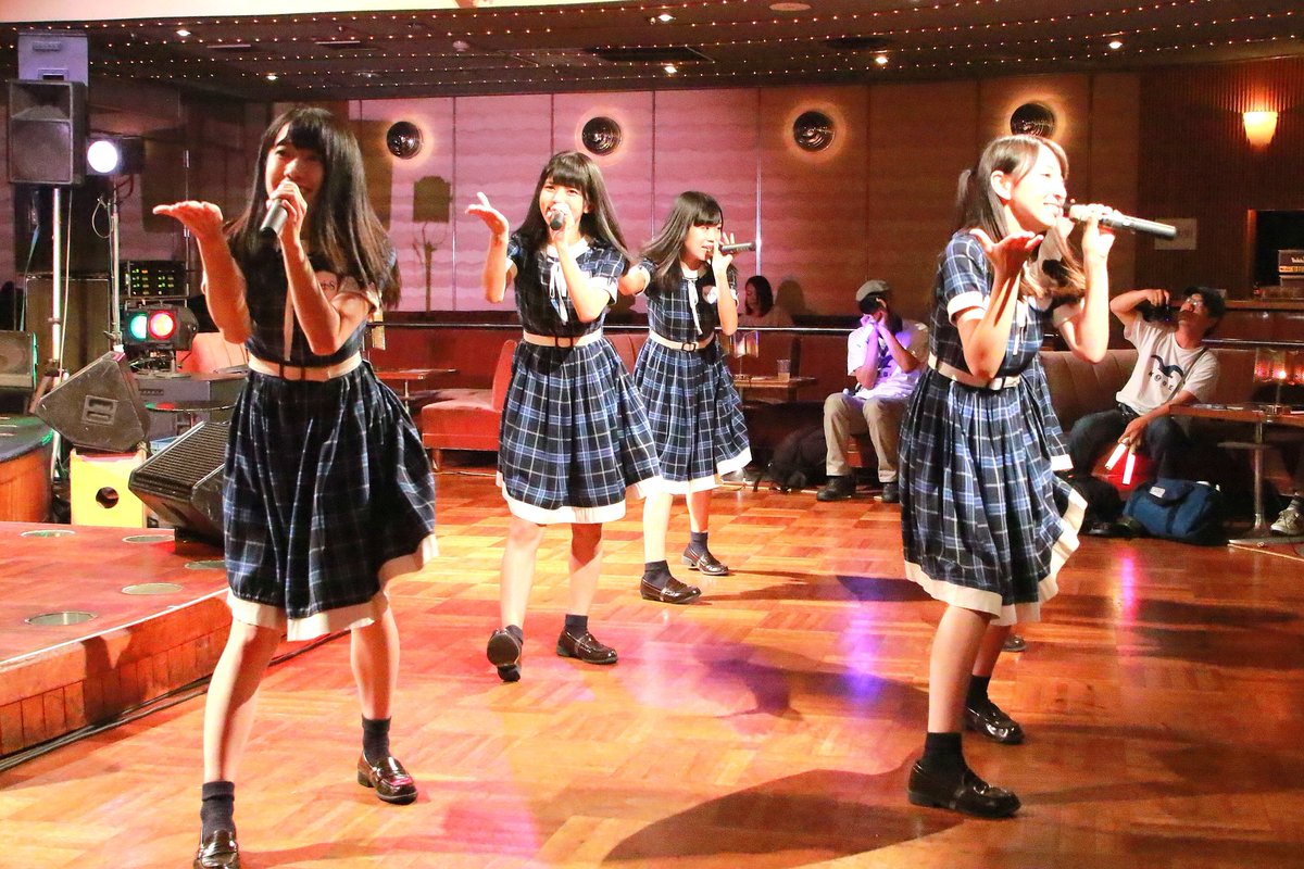 KOBerrieS 日曜日クラブ月世界KOBerrieS ♪ ライブ神戸生まれで初めて行ったけどいい雰囲気の場所で流星トランジスター来たーでした❗#KOBerrieS #クラブ月世界 https://t.co/vmlFnW7kj9