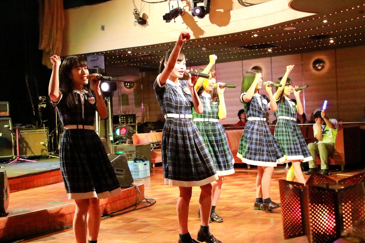KOBerrieS 日曜日クラブ月世界KOBerrieS ♪ ライブ神戸生まれで初めて行ったけどいい雰囲気の場所で流星トランジスター来たーでした❗#KOBerrieS #クラブ月世界 https://t.co/vmlFnW7kj9