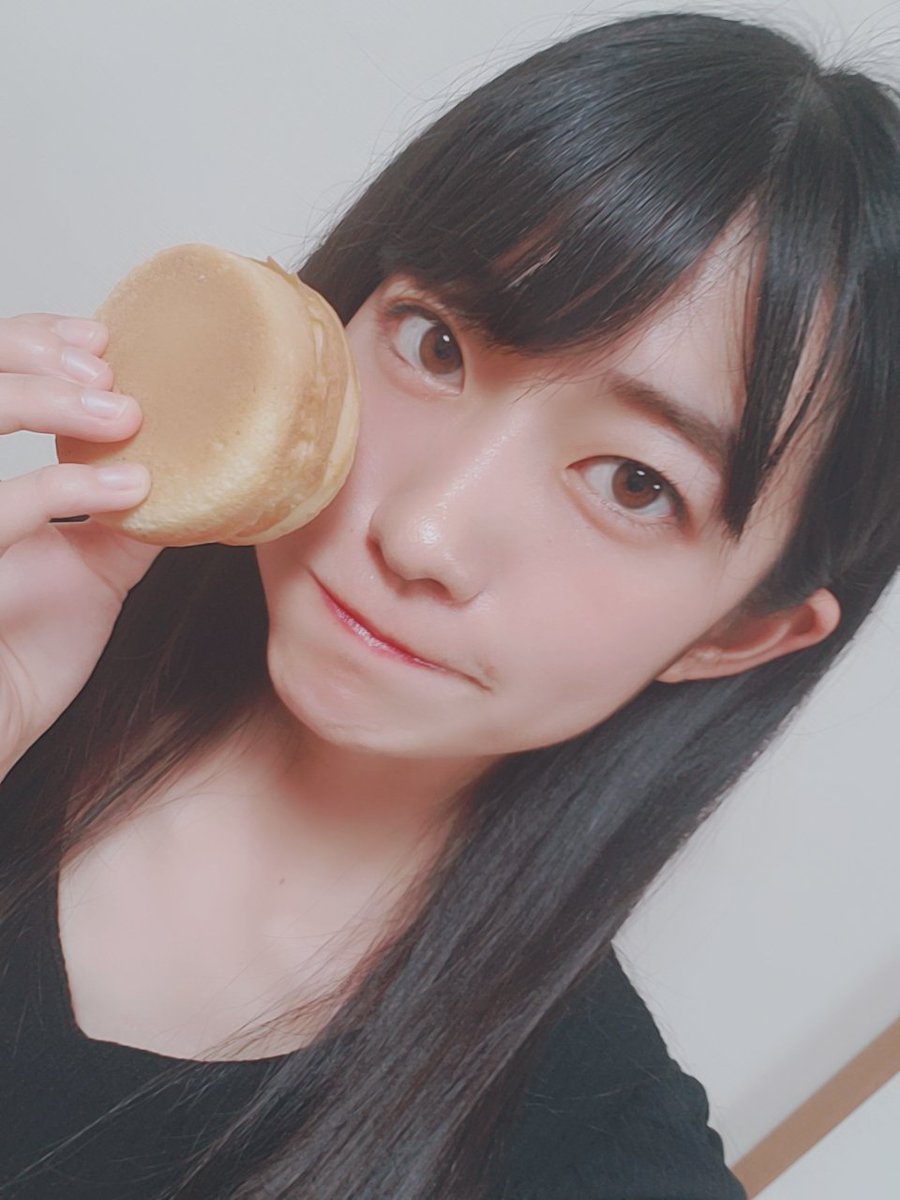 KOBerrieS おはようさんさんﾍ(｀･ω･)ﾉ☀️土曜日参加できなかったのでわがまま言ってスタッフさんに“いろは”さんの『いろは饅頭』を買ってもらいました～🎶🎶“カスタード”食べたんですけど甘みが体に染み渡りました💕💕3つも食べてしまった😋😋😋『焼きそば』もおいしかった～㊙️🤫#KOBerrieS https://t.co/hEsnG1oWJn